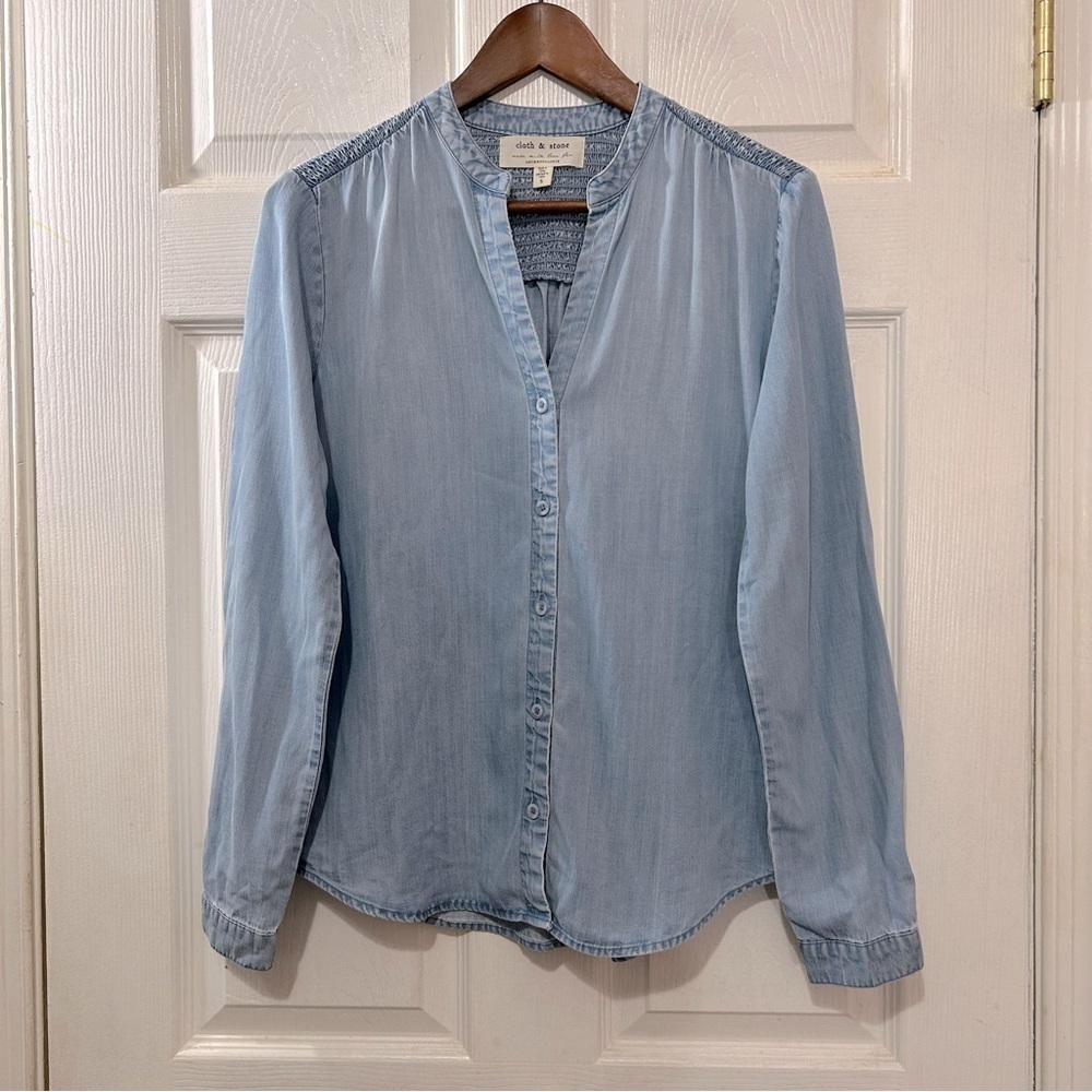 Anthropologie Cloth & Stone Chambray Shirt V Neck Button Down Women's Blue Sz S